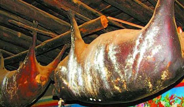 Đặc sản lợn nguyên con treo trên trần nhà 30 năm và bốc mùi hôi thối - 3