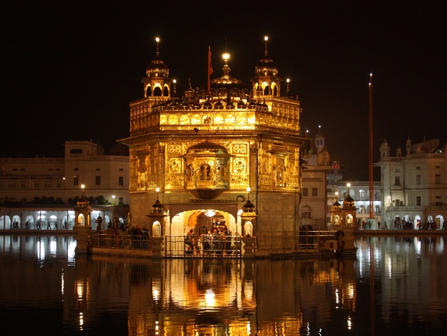Đền Vàng ở Amritsar, Ấn Độ, là một kiệt tác kiến trúc và cũng là trung tâm của đạo Sikh. Ngôi đền được bao quanh bởi một hồ lớn. Vào buổi tối, Đền Vàng rực rỡ như chính tên gọi của nó.