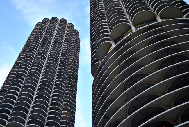 Được xây dựng vào năm 1964 với nguồn cảm hứng từ bắp ngô, Tháp đôi Chicago’s Marina City là một trong những tòa nhà hỗn hợp đầu tiên và là tòa nhà đầu tiên được xây dựng bằng cần cẩu ở Mỹ.