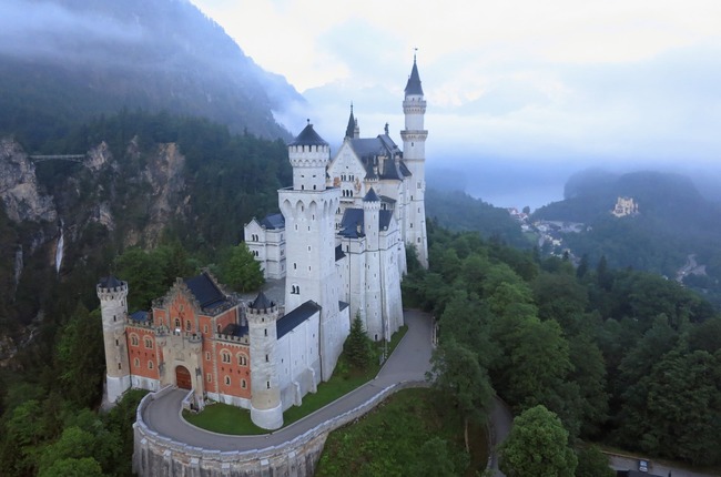 Lâu đài Neuschwanstein ở bang Bavaria của Đức được cho là đã truyền cảm hứng cho Walt Disney tạo ra lâu đài của Người đẹp ngủ trong rừng.