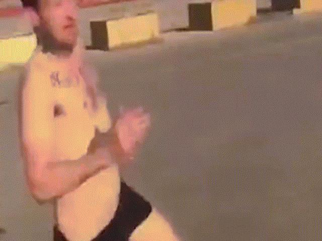 Phi thường - kỳ quặc - Biểu diễn nhảy xuống biển trước mặt bạn bè, chàng trai gặp sự cố ê chề