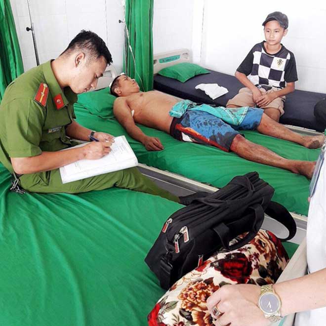 Bẻ gương ô tô rồi đâm gục 2 người dân để tẩu thoát - 2