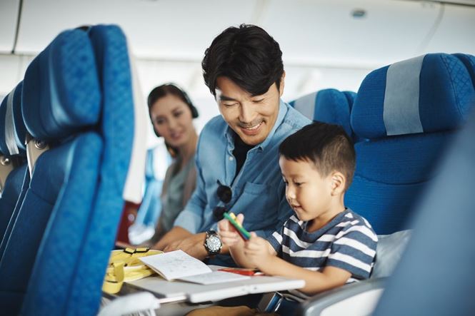Những điều cần biết để trẻ được an toàn khi đi máy bay - 2