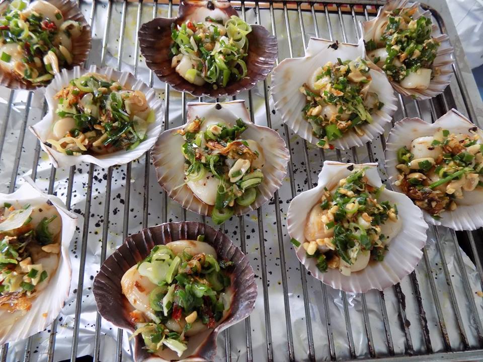 Trổ tài làm sò điệp nướng mỡ hành đãi khách ngày lễ 30/4 - 4