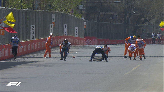Đua xe F1, chạy thử Azerbaijan GP: Tai nạn không tưởng với nắp hố ga - 1