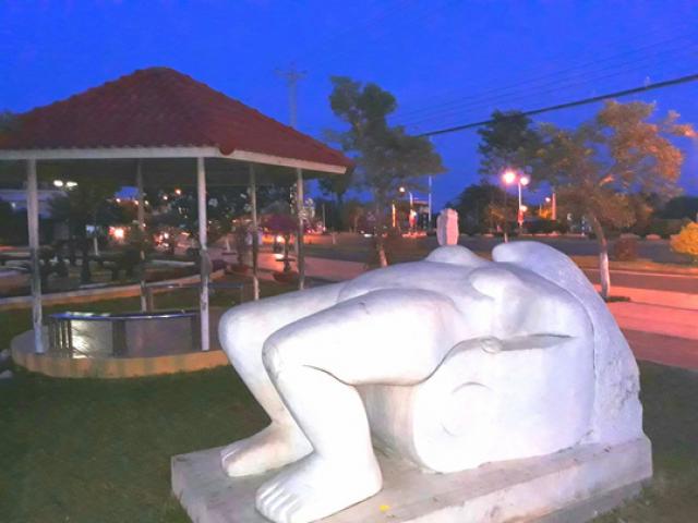 Tin tức trong ngày - Di dời khẩn cấp tượng phụ nữ nằm lõa thể trong công viên