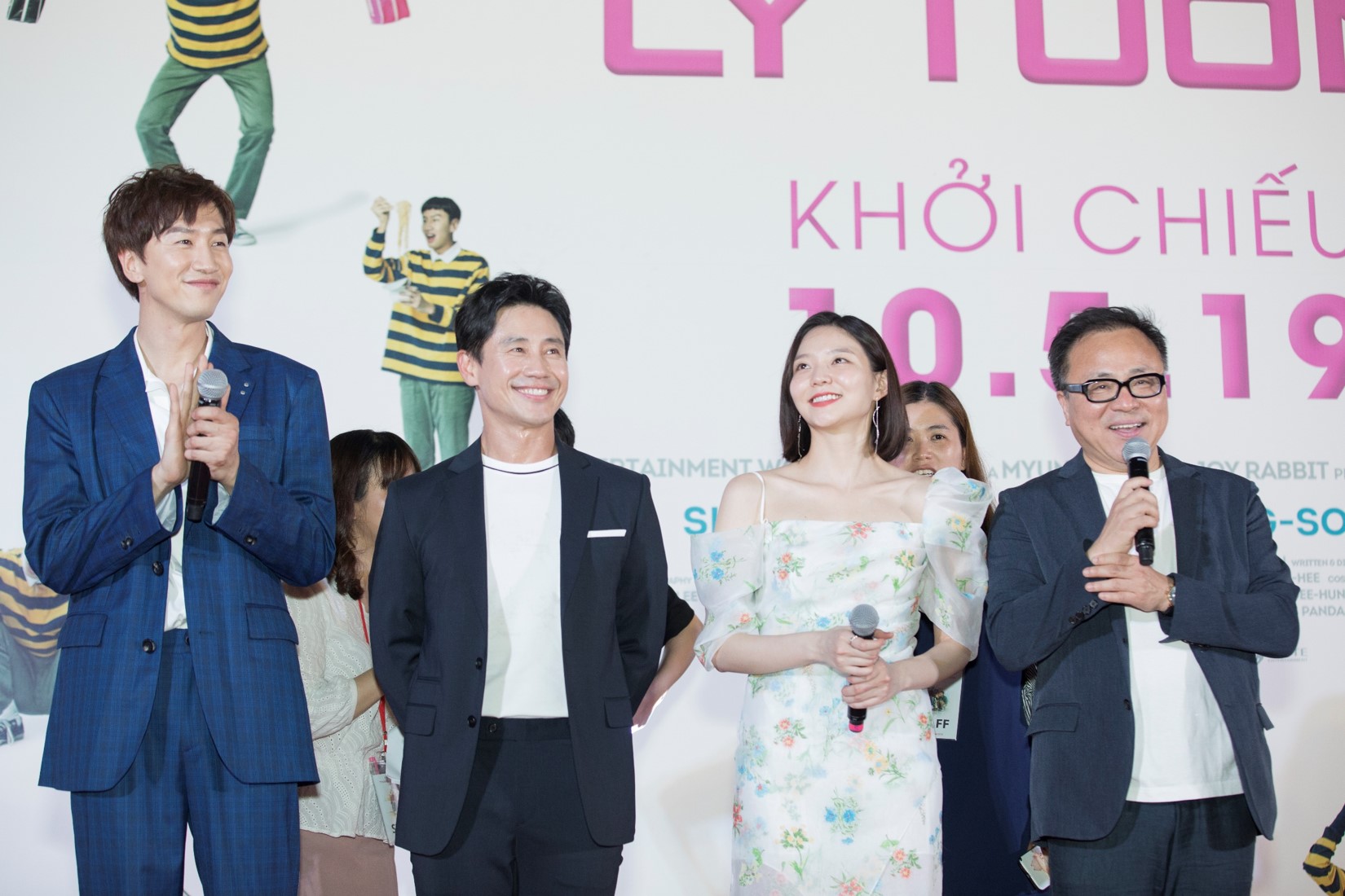 Hàng nghìn fan chào đón "thằng em lý tưởng" Lee Kwang Soo đến Việt Nam - 5