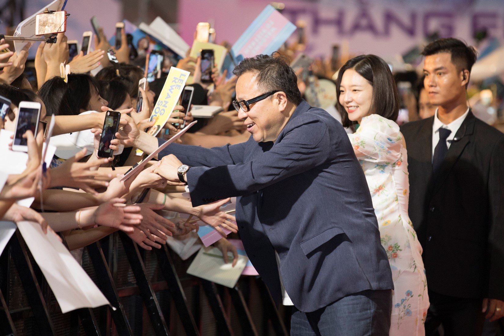 Hàng nghìn fan chào đón "thằng em lý tưởng" Lee Kwang Soo đến Việt Nam - 2