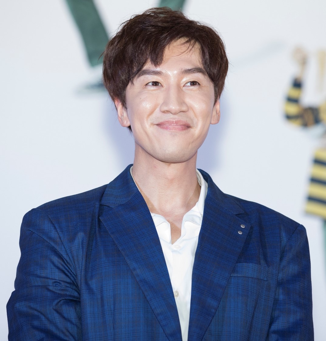 Hàng nghìn fan chào đón "thằng em lý tưởng" Lee Kwang Soo đến Việt Nam - 4