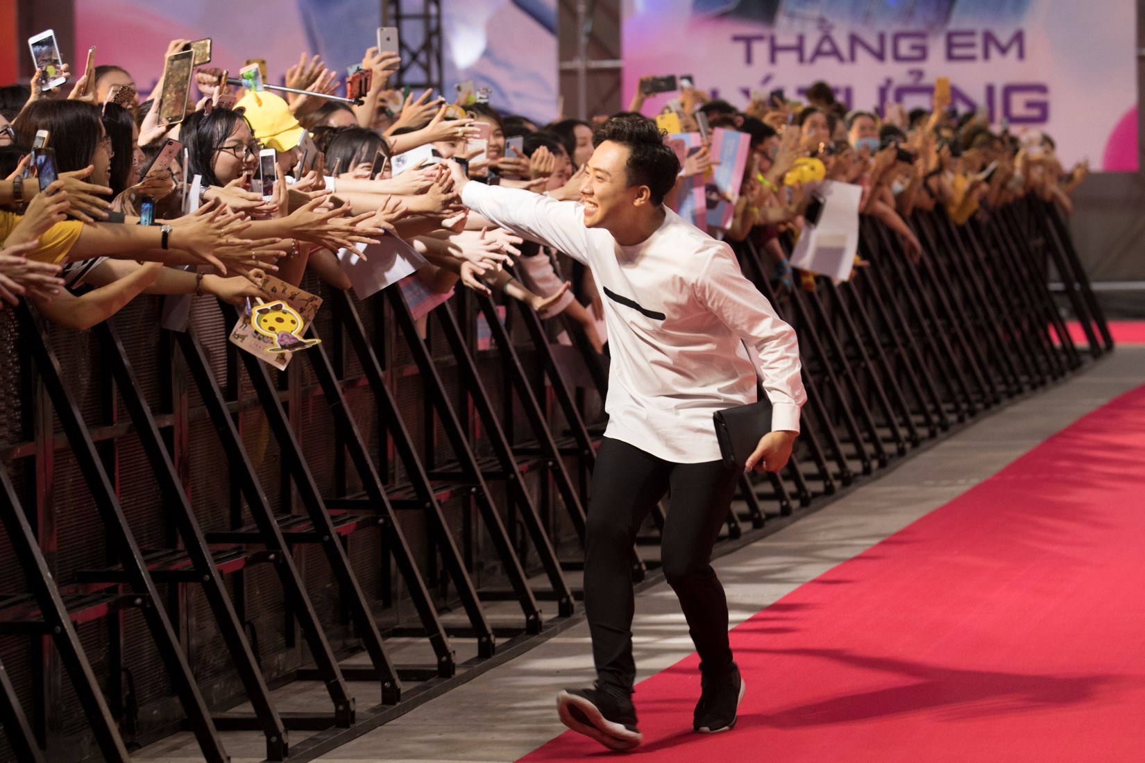 Hàng nghìn fan chào đón "thằng em lý tưởng" Lee Kwang Soo đến Việt Nam - 8