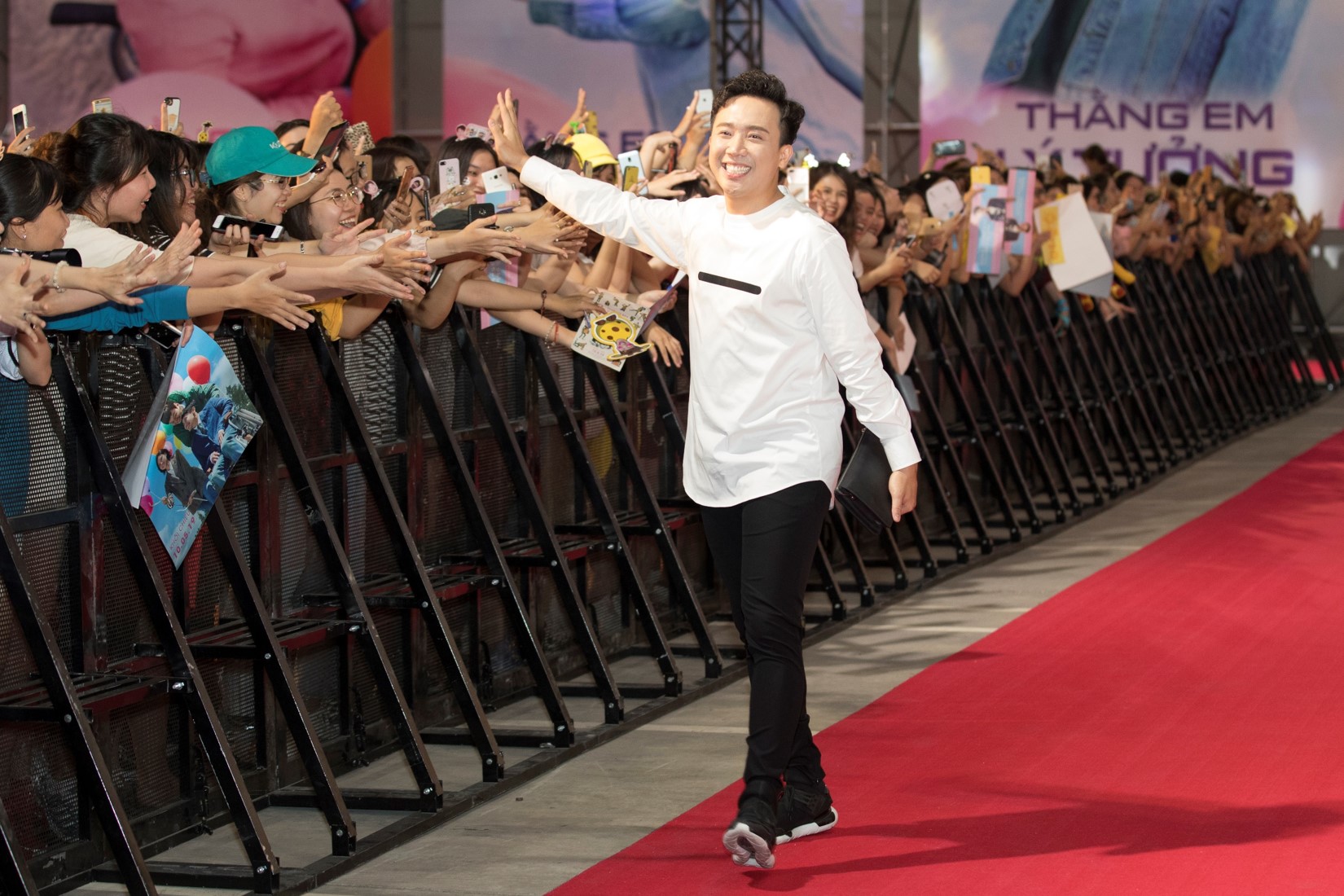 Hàng nghìn fan chào đón "thằng em lý tưởng" Lee Kwang Soo đến Việt Nam - 9