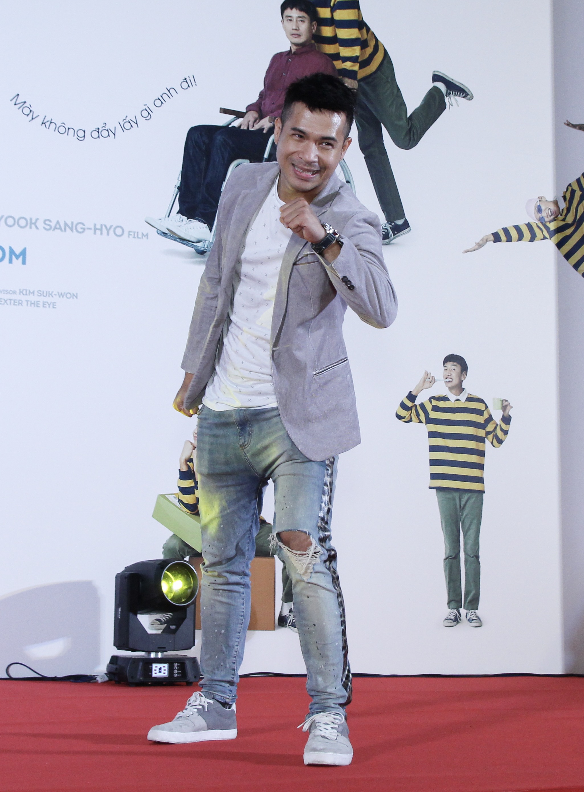 Hàng nghìn fan chào đón "thằng em lý tưởng" Lee Kwang Soo đến Việt Nam - 11