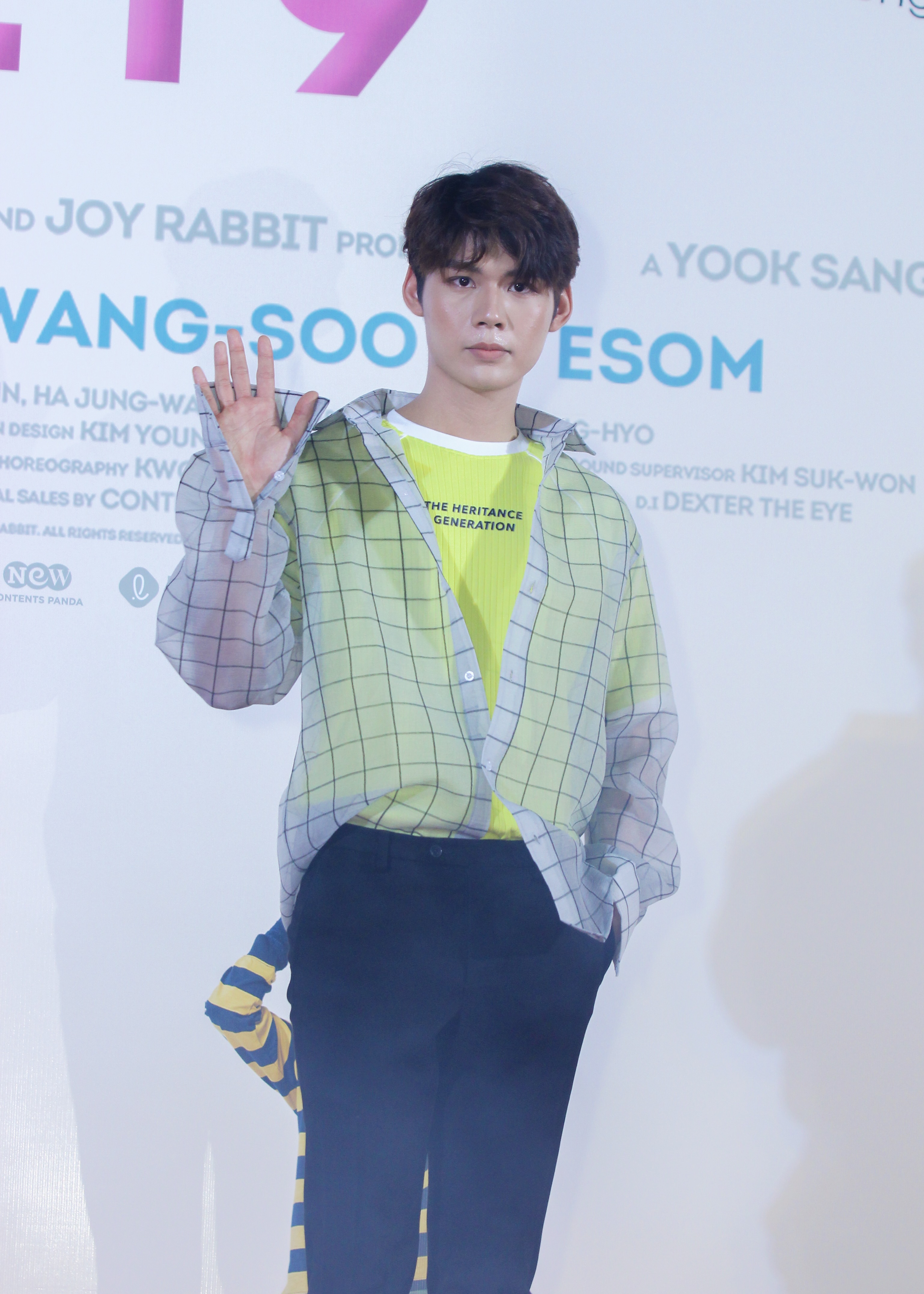 Hàng nghìn fan chào đón "thằng em lý tưởng" Lee Kwang Soo đến Việt Nam - 13