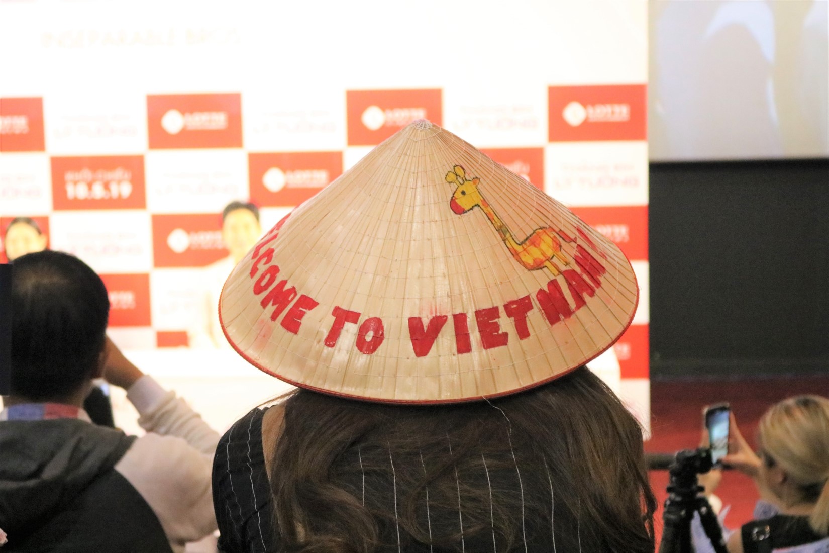 Hàng nghìn fan chào đón "thằng em lý tưởng" Lee Kwang Soo đến Việt Nam - 14