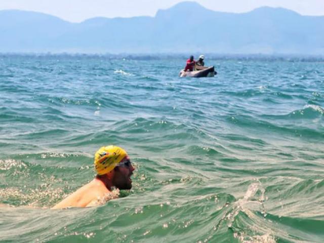 Phi thường - kỳ quặc - Bơi 54 ngày trong hồ đầy cá sấu