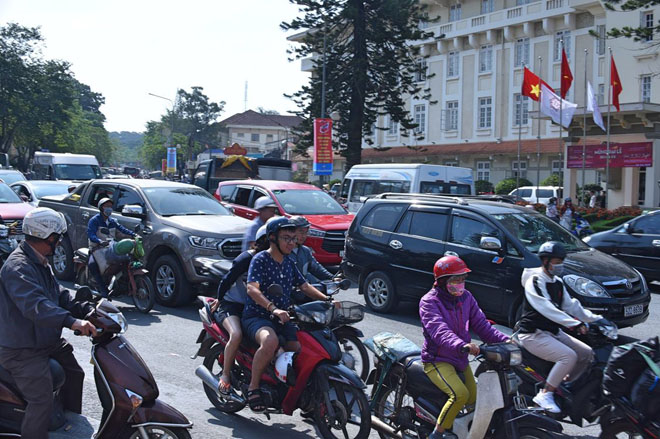 Đà Lạt kẹt cứng, du khách mệt mỏi nhích từng chút một trên đường - 2