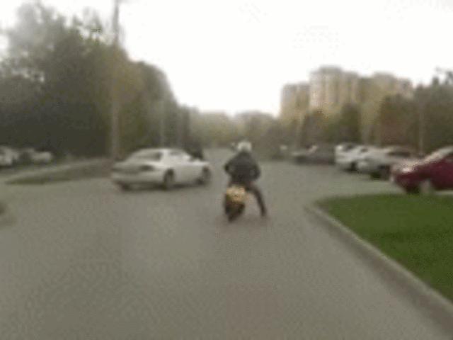 Thế giới xe - Video: Thót tim xem những vụ thoát tai nạn xe máy