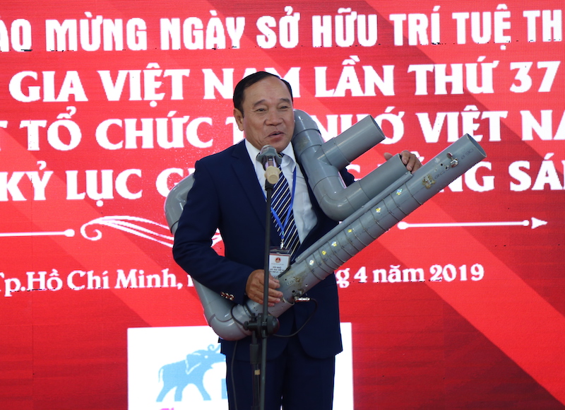 “Phù thủy đạo cụ” chơi đàn tự chế từ ống nhựa, chai thủy tinh cực đỉnh - 1