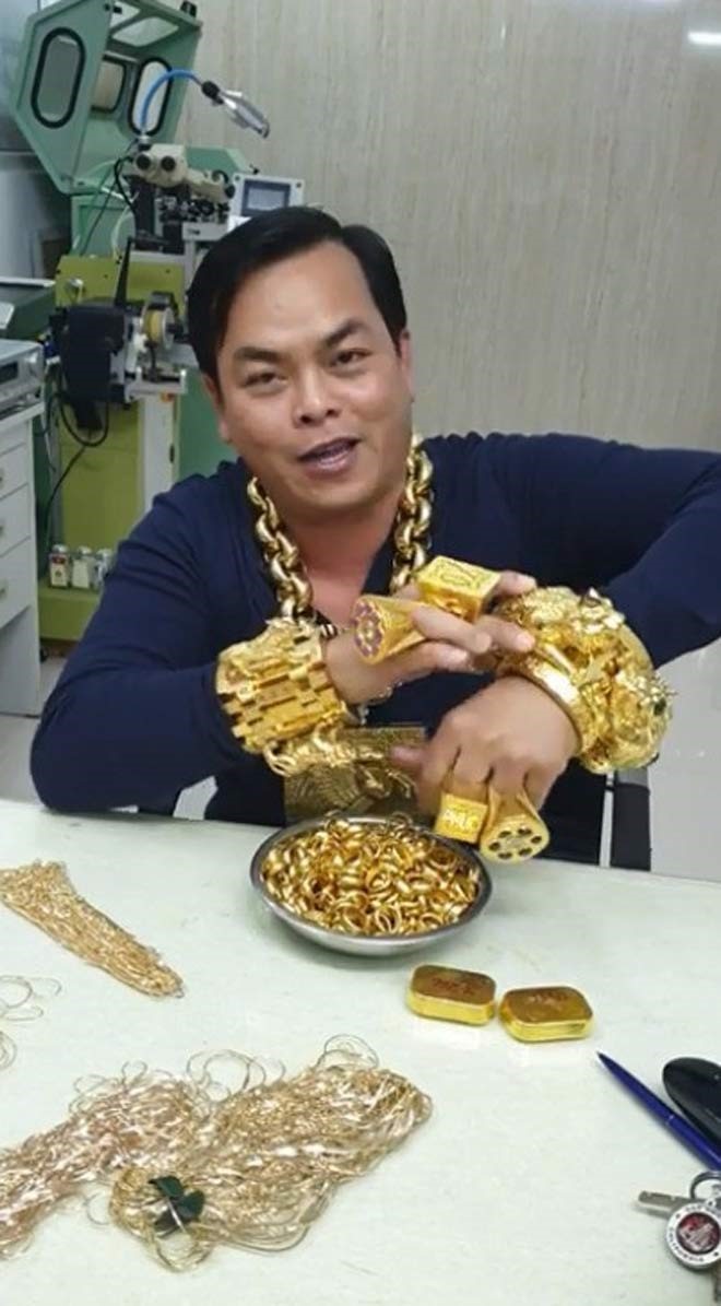 Nóng trong tuần: Bị nhắc nhở khi công khai xem phim “mát”, gây thảm án 3 người chết - 5