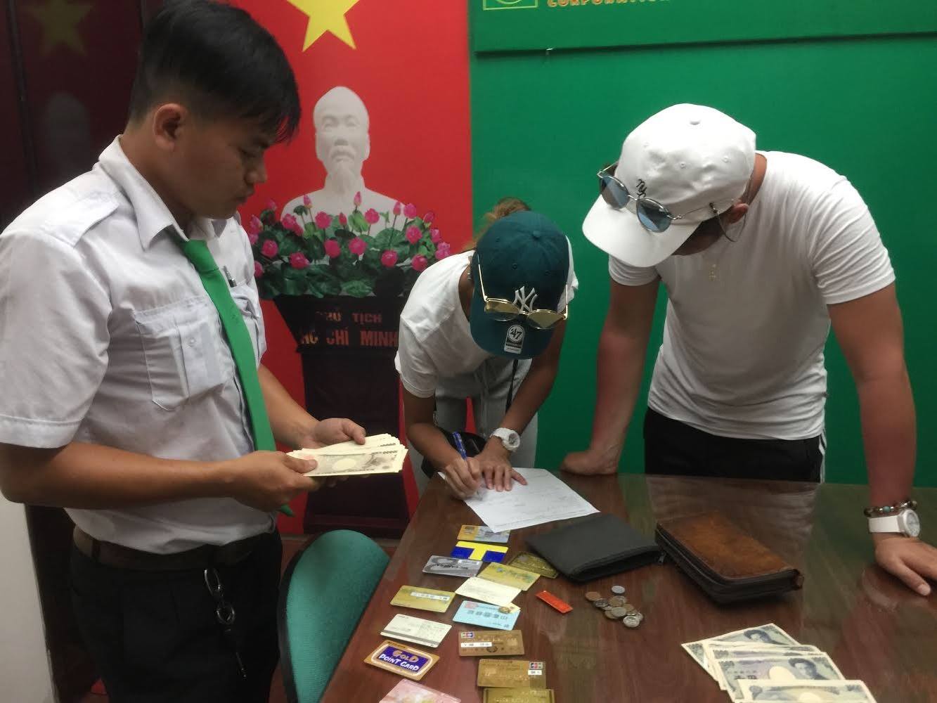 Bỏ quên 200 triệu trên taxi, hai du khách người Nhật nhận được niềm vui nhân đôi - 1