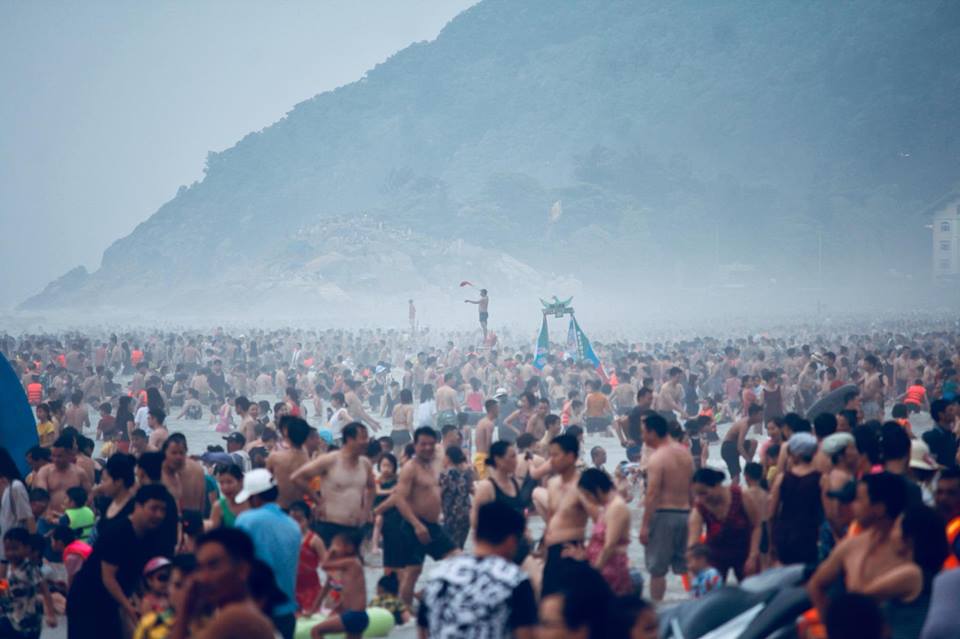 Bãi biển Sầm Sơn nêm chặt người đến &#34;ngâm mình&#34; trong kỳ nghỉ lễ - 1