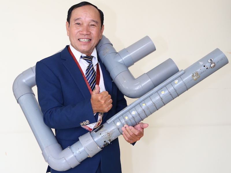 “Phù thủy đạo cụ” Việt Nam tiết lộ “ma thuật” trong chiếc đàn tự chế từ ống nhựa - 1
