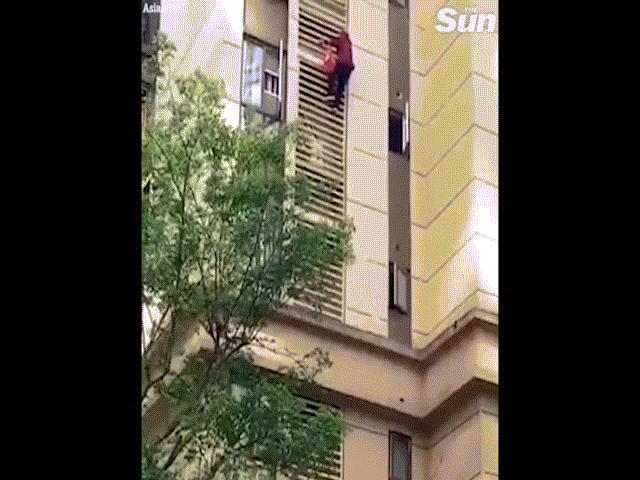 Thót tim cảnh cụ bà 90 liều lĩnh trèo xuống từ tầng 9 tòa nhà