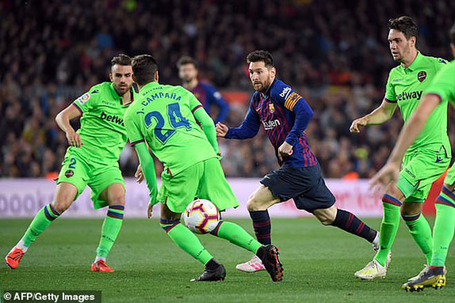 Barcelona xưng vương La Liga: Nou Camp tôn vinh &#34;Thánh sống&#34; Messi - 4