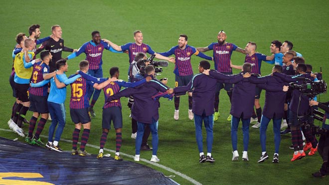 Barcelona xưng vương La Liga: Nou Camp tôn vinh &#34;Thánh sống&#34; Messi - 7