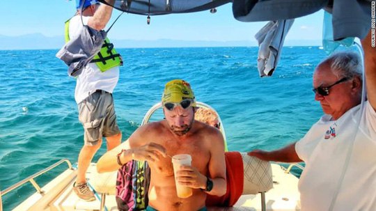 Bơi 54 ngày trong hồ đầy cá sấu - 2