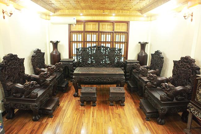 Chủ nhân của bộ đồ gỗ “khủng” này là ông Lâm(Sài Đồng, Long Biên, Hà Nội). Ông cho biết, bộ bàn ghế “rồng nhất long” tức là bộ bàn ghế chạm rồng 17 món, trong đó chạm rồng là chủ đạo.