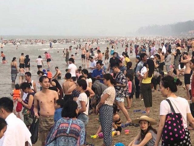 Thị trường - Tiêu dùng - Hơn 2 vạn người trên bãi biển Cửa Lò, khách sạn "cháy" phòng