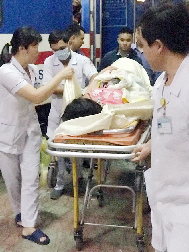 Tiếp viên và hành khách đỡ đẻ thành công cho sản phụ trên tàu Thống Nhất - 1