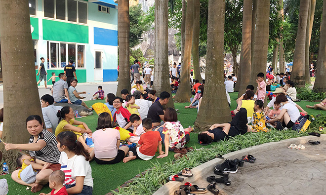 Người lớn, trẻ em bơ phờ tại các khu vui chơi trong ngày nghỉ lễ - 3