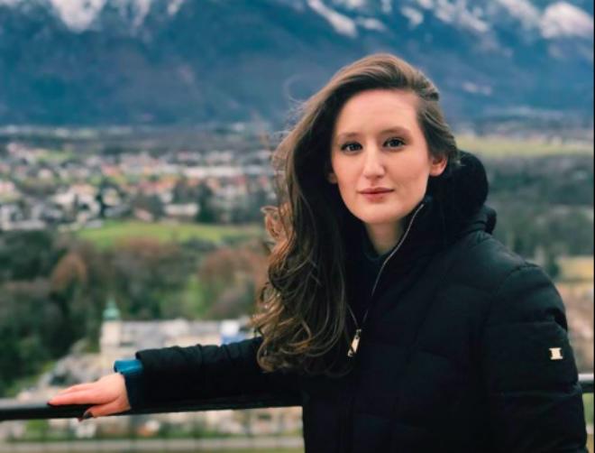 Chuyện tình kì lạ của nữ thủ khoa xinh đẹp và giáo sư 71 tuổi - 1