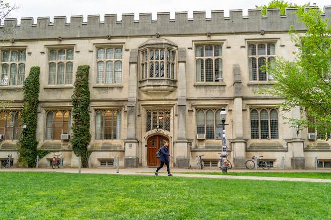 Chuyện tình kì lạ của nữ thủ khoa xinh đẹp và giáo sư 71 tuổi - 2