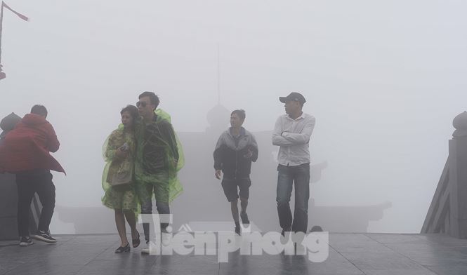 Du khách co ro trong tiết trời 13 độ C giữa hè ở Sa Pa - 5