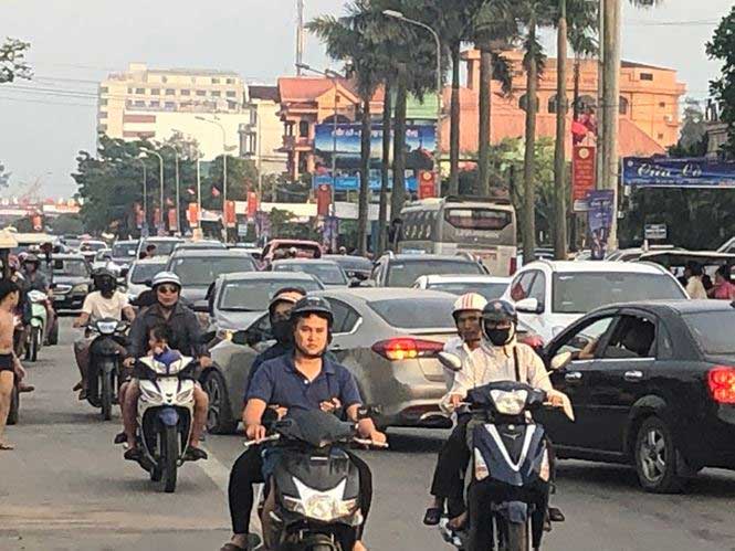 Hơn 2 vạn người trên bãi biển Cửa Lò, khách sạn "cháy" phòng - 1