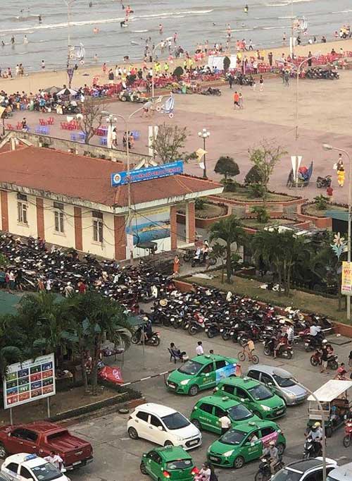 Hơn 2 vạn người trên bãi biển Cửa Lò, khách sạn "cháy" phòng - 2