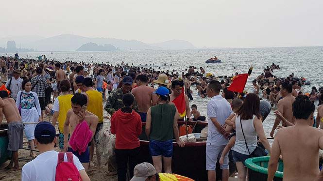 Hơn 2 vạn người trên bãi biển Cửa Lò, khách sạn "cháy" phòng - 4