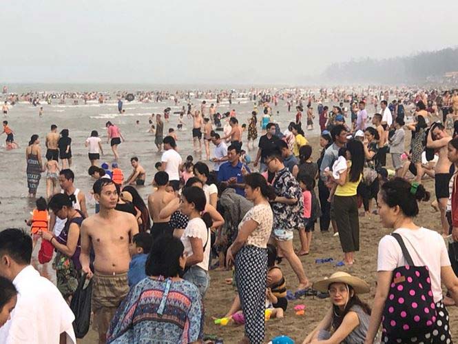 Hơn 2 vạn người trên bãi biển Cửa Lò, khách sạn "cháy" phòng - 5