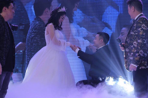 Kỷ niệm 1 năm ngày cưới, Hữu Công chia sẻ bất ngờ - 1