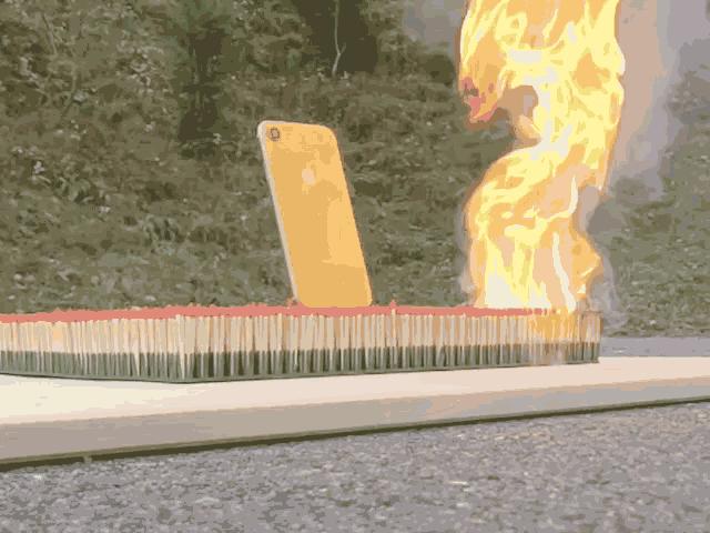 Xem màn ”tra tấn” Iphone XR khi đốt cháy bằng 10.000 que diêm?