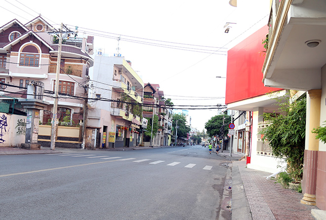 Người dân “rủ nhau đi trốn”, đường phố Sài Gòn yên bình, thông thoáng đến lạ - 4
