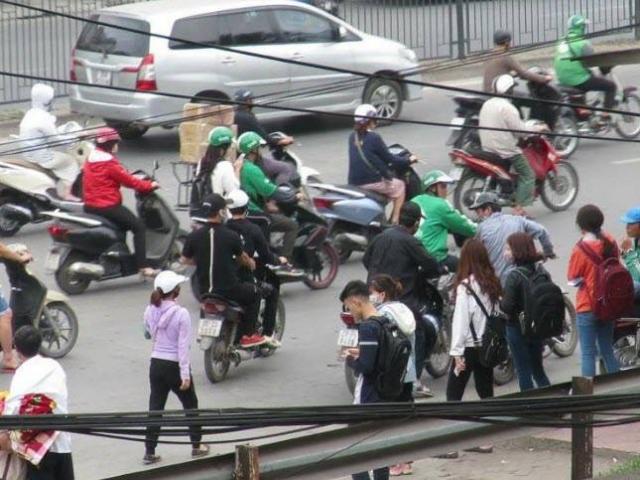 Pháp luật - Công an vào cuộc bắt nhóm đối tượng móc túi cổng viện Bạch Mai