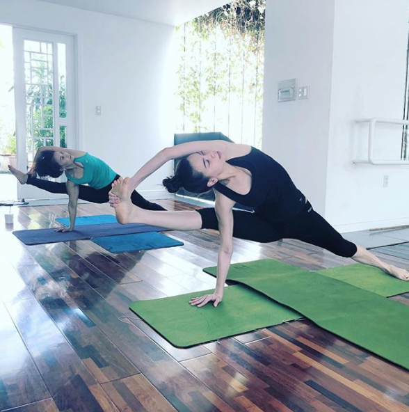 Hồ Ngọc Hà, Angela Phương Trinh tập yoga để có cơ thể gợi cảm - 1