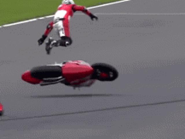 Thế giới xe - Video: Dữ dội cảnh tượng ngã môtô, người và xe bắn tứ tung