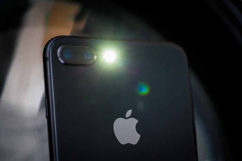 Vì sao đèn flash của smartphone gần hết pin không thể chụp ảnh nhưng vẫn chiếu sáng được? - 1