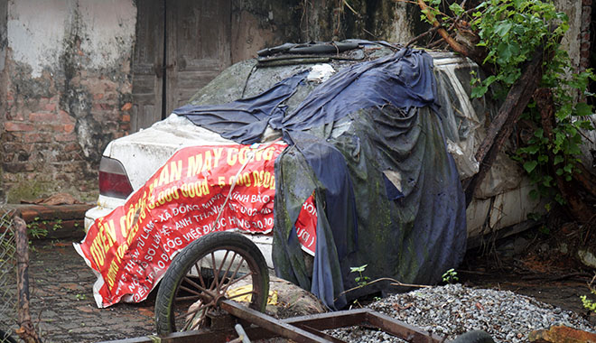 Người đàn ông “chơi ngông”, mua ô tô về đắp chiếu - 2