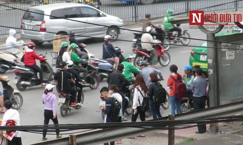 Công an vào cuộc bắt nhóm đối tượng móc túi cổng viện Bạch Mai - 1